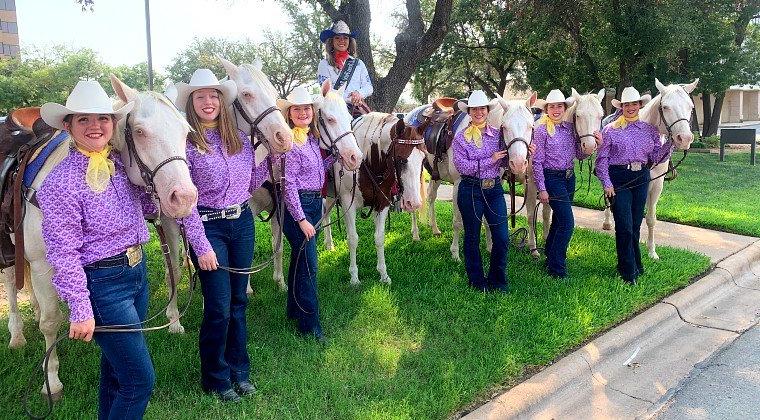 The ladies of the Six White Horses with their mounts.